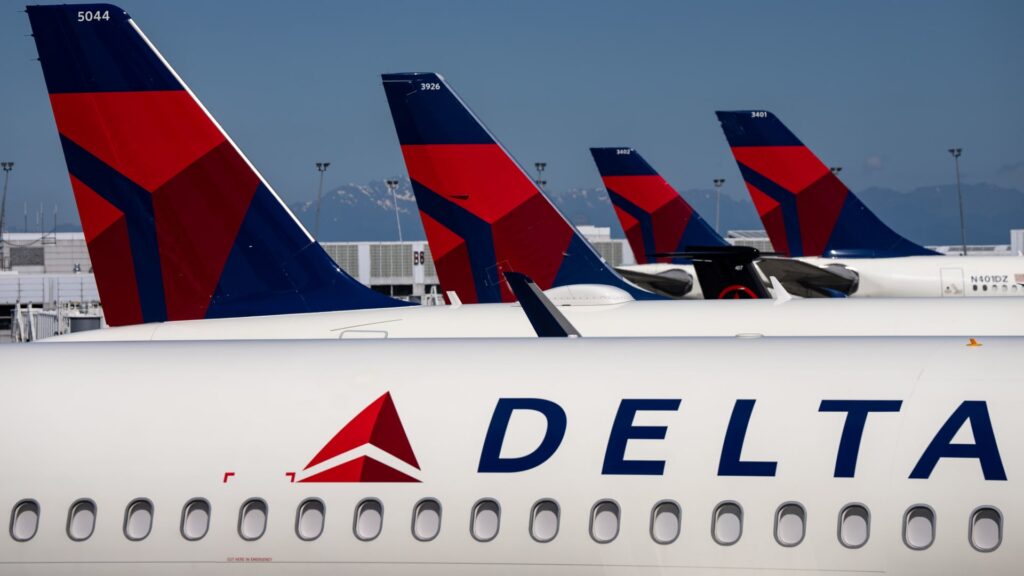 Delta Air Lines nedskærer indtjeningsudsigterne, der sender aktier ned