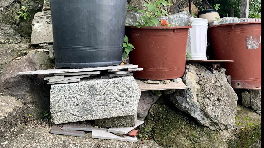 Mange af gravstenene er ikke længere læselige efter årtier i det fri.