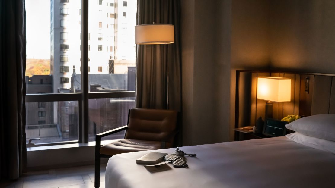 Park Hyatt New Yorks Sleep Suite har en genoprettende seng med king-size-seng af Bryte og søvnforbedrende produkter såsom essentielle oliediffusorer, Nollapelli-sengetøj og sovemasker.