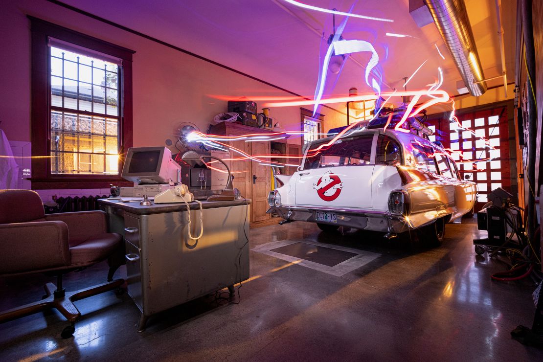 Ecto-1 er parkeret i Firehouse Bay.