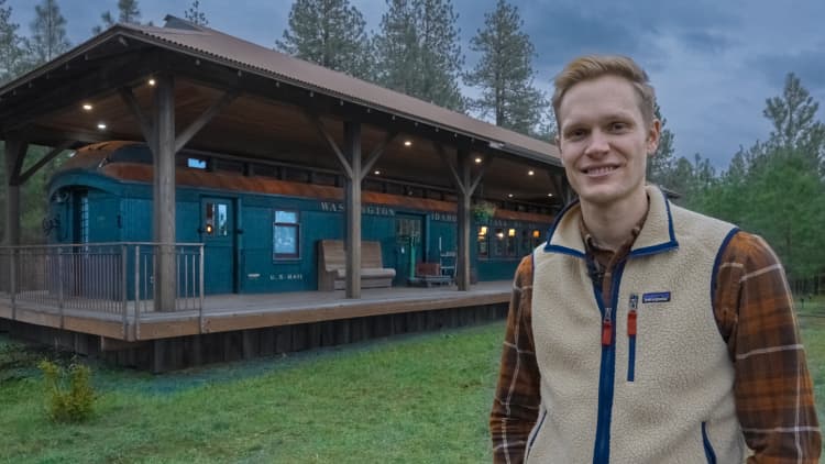 Vi købte en forladt togbil til $ 3.000 - og brugte $ 150.000 renovering