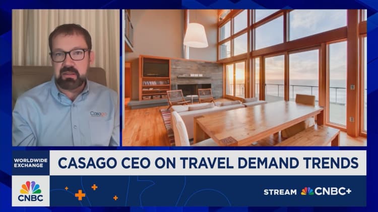 Schwab: Folk holder fast i deres penge og booker sidste øjeblik