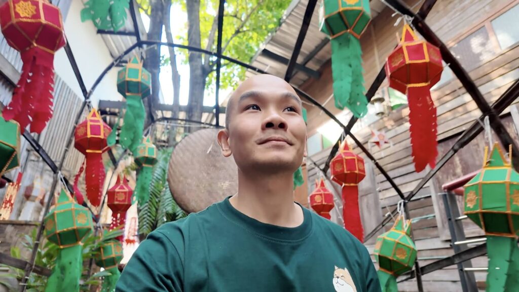 Han betaler $ 460 i leje for en luksus condo i Thailand