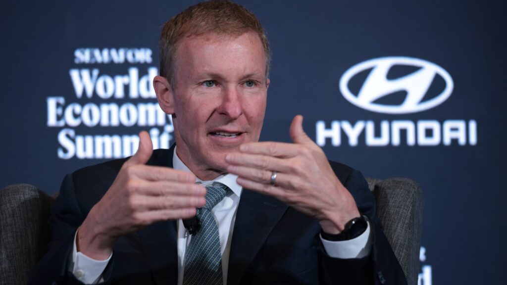 United Airlines CEO advarer mod lang lukning