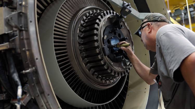 Hvorfor flyselskaber som amerikanske kæmper for at få motorer til at holde længere