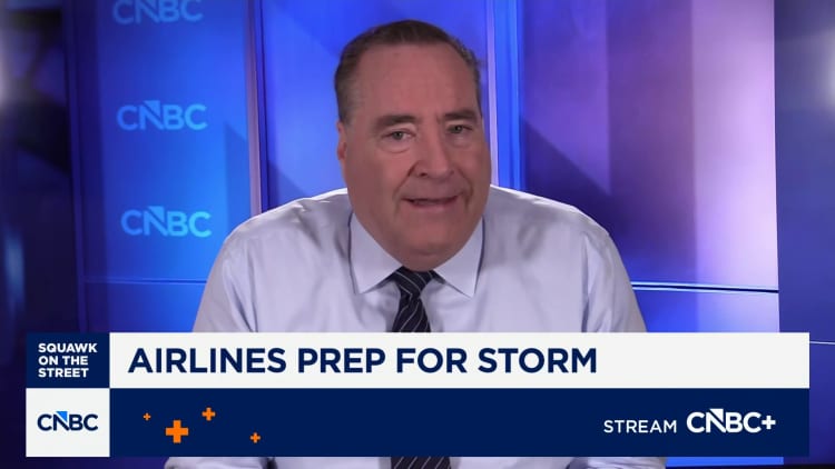 Flyselskaber aflyser hundredvis af flyvninger, mens en massiv vinterstorm fejer hen over USA