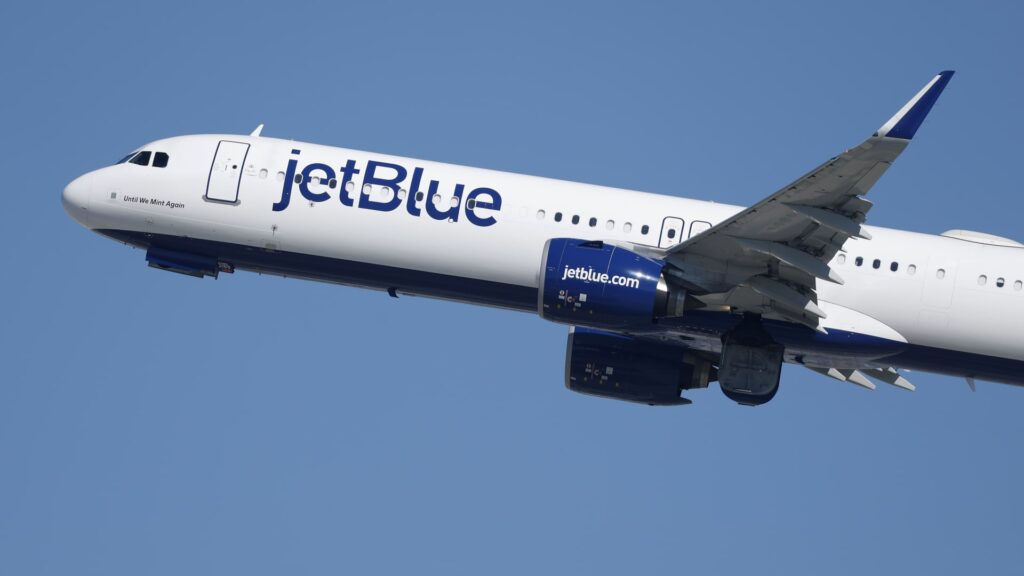 JetBlue Airways hæver gebyrerne for indchecket bagage, efterhånden som brændstofpriserne stiger