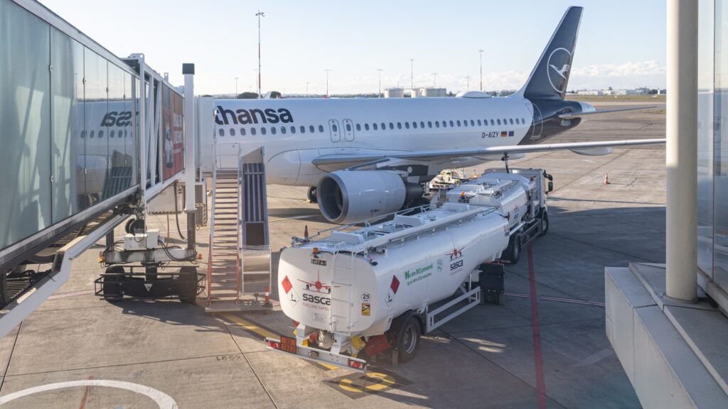 Bekymringerne om forsyning af flybrændstof vokser med Iran-krigen, efterhånden som flyselskaberne skærer ned på flyvninger