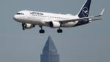 Et Lufthansa-passagerfly lander i Frankfurt Lufthavn Flyet flyver over Messeturm. Flyselskabet præsenterer sine kvartalstal onsdag. 