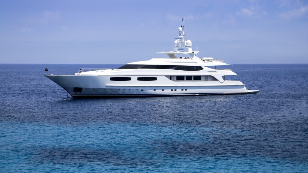 At leje en yacht i Middelhavet denne sommer er lige blevet billigere